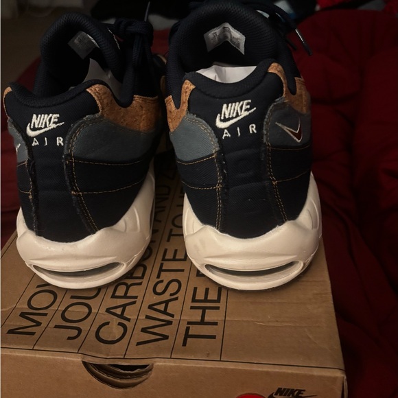 The Nike Air Max 95 SE "Cork" sneakers come in the "Obsidian" or "Navy" colorway - Picture 4 of 7